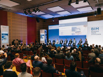 Publikum von hinten im Vordergrund, im Hintergrund das Podium "Anwendungsmöglichkeiten und Best Practice"