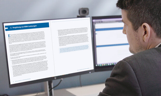 Mann in grauer Jacke blickt auf Bildschirm mit Seiten aus der Publikation "Rechtliche Rahmenbedingungen" 