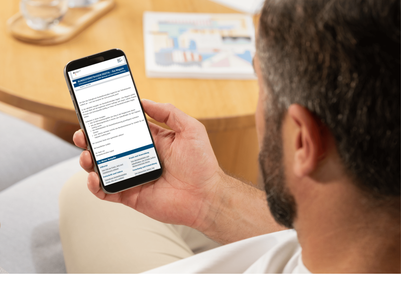 Person betrachtet auf einem Smartphone den Newsletter Bundesfernstraßen Digital
