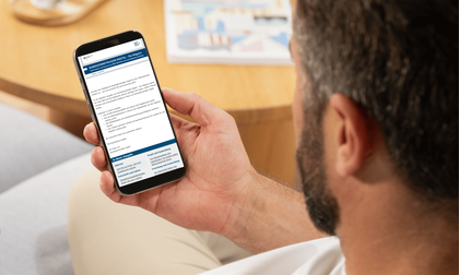 Person betrachtet auf einem Smartphone den Newsletter Bundesfernstraßen Digital