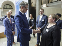 Gespräch zwischen dem Bundesverkehrsminister und einer Teilnehmerin am Dialogforum Bundesfernstraßen Digital