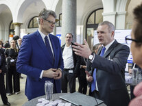 Bundesverkehrsminister Patrick Schnieder im Gespräch mit einem Teilnehmer