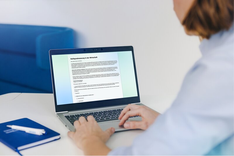 Eine Person blickt auf einen Bildschirm, der die Umfrage zur BIM-Reifegradmessung zeigt