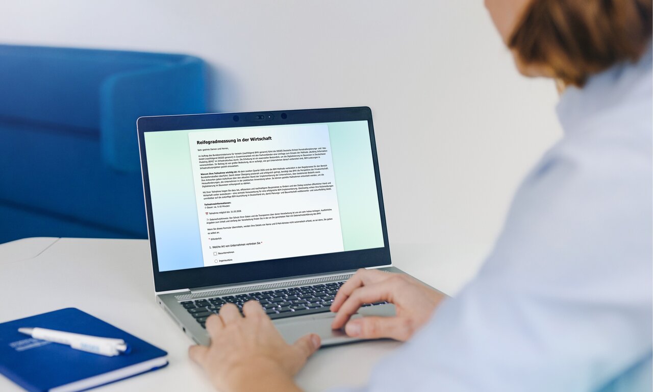 Eine Person blickt auf einen Bildschirm, der die Umfrage zur BIM-Reifegradmessung zeigt