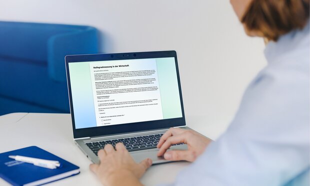 Eine Person blickt auf einen Bildschirm, der die Umfrage zur BIM-Reifegradmessung zeigt