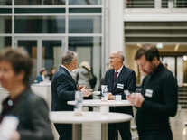 Zwei Vertreter der BIM-Community beim Austausch am Stehstisch während einer Pause