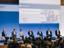 Sieben Panelteilnehmer bei der Podiumsdiskussion zu "Pilotprogramm und Reifegradmessung"