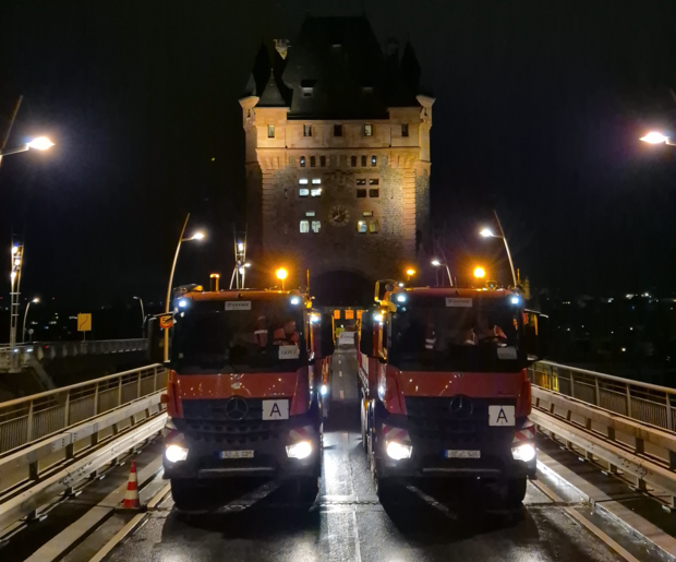 Zwei Lkw auf der Nibelungenbrücke bei der Durchführung der nächtlichen Belastungsfahrten.