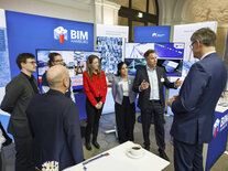 Bundesverkehrsminister Patrick Schnieder am Dialogmarktstand von BIM.Hamburg