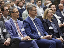 Der Bundesverkehrsminister und weitere Teilnehmer auf den Sitzplätzen im Erich-Klausener-Saal des Bundesministeriums für Verkehr