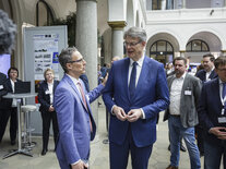 Der Bundesverkehrsminister hört intensiv den fachlichen Ausführungen eines Teilnehmers zu