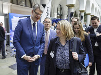 Bundesverkehrsminister Patrick Schnieder im fachlichen Austausch mit einer Teilnehmerin