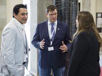 Zwei Männer und eine Frau unterhalten sich angeregt am Rande des Dialogforums Bundesfernstraßen Digital