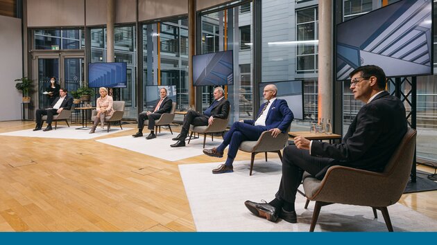 Teilnehmende der Podiumsdiskussion auf dem 1. FAchsymposium BIM Bundesfernstraßen