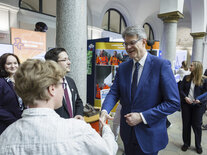 Bundesverkehrsminister Patrick Schnieder am Dialogmarktstand des Landesstraßenbaubetriebs Sachsen-Anhalt