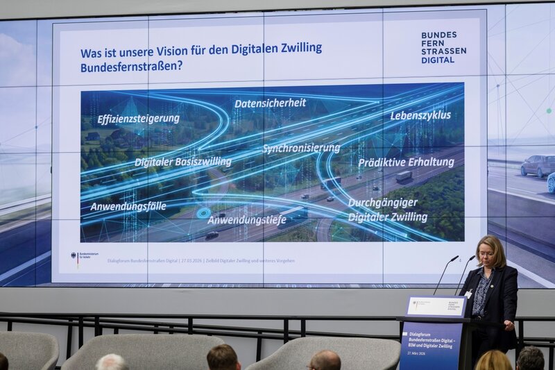 Eine Vertreterin des Bundesministeriums für Verkehr präsentiert beim Dialogforum im März 2026 die Vision für den Digitalen Zwilling Bundesfernstraßen.