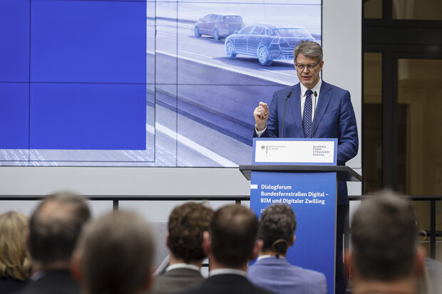 Bundesverkehrsminister Patrick Schnieder bei der Eröffnung des Dialogforums Bundesfernstraßen Digital am 27.03.2026 in Berlin