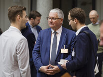 Drei Teilnehmende vertieft im Gespräch