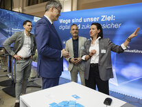 Bundesverkehrsminister Patrick Schnieder am Dialogmarktstand der DEGES