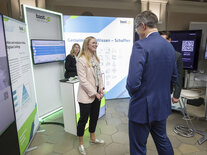 Bundesverkehrsminister Patrick Schnieder am Dialogmarktstand der Bundesanstalt für Straßen- und Verkehrswesen