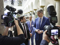 Der Bundesverkehrsminister wird auf seinem Rundgang über den Dialogmarkt durch ein Filmteam begleitet