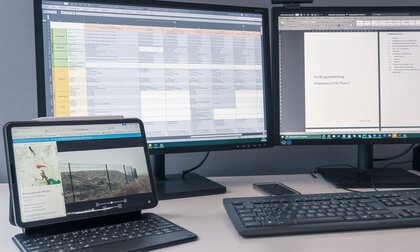 BIM-Arbeitsplatz mit Laptop und zwei Bildschirmen